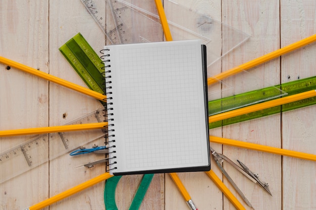 Составленный блокнот и простые карандаши