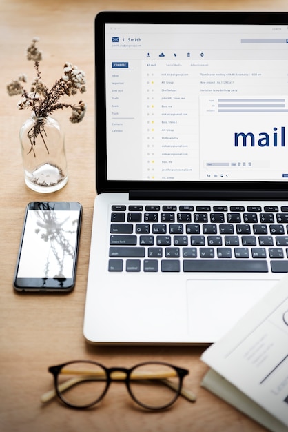 Composizione di un'e-mail su un dispositivo digitale