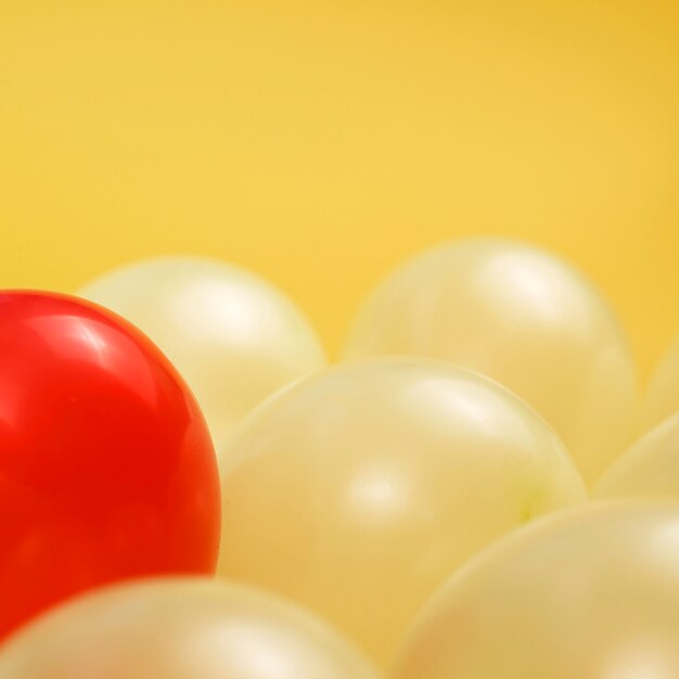 Composizione di palloncini per il concetto di individualità con un palloncino rosso