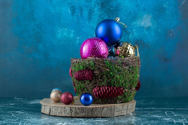 Free photo composition of christmas baubles on blue.