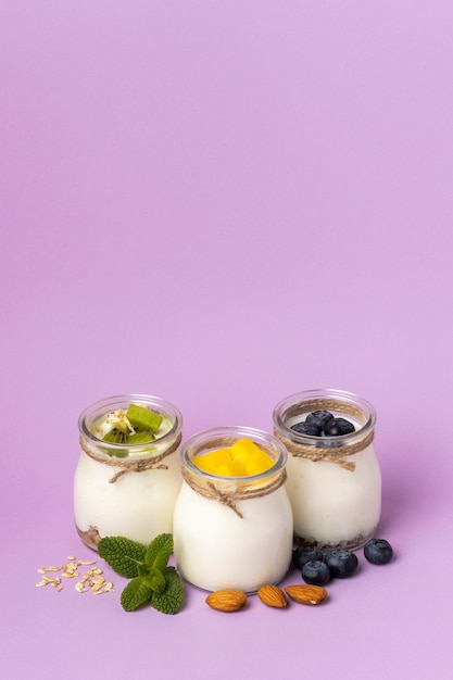 Foto gratuita composizione del delizioso pasto della colazione con yogurt