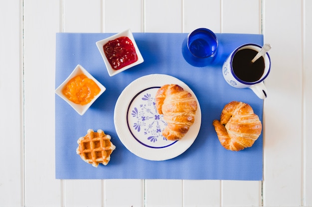 Foto gratuita composizione della deliziosa colazione