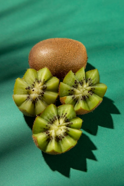 Foto gratuita composizione di deliziosi kiwi esotici