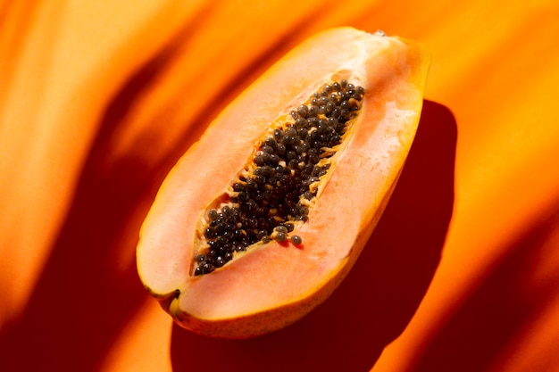 Foto gratuita composizione di deliziosa papaya esotica