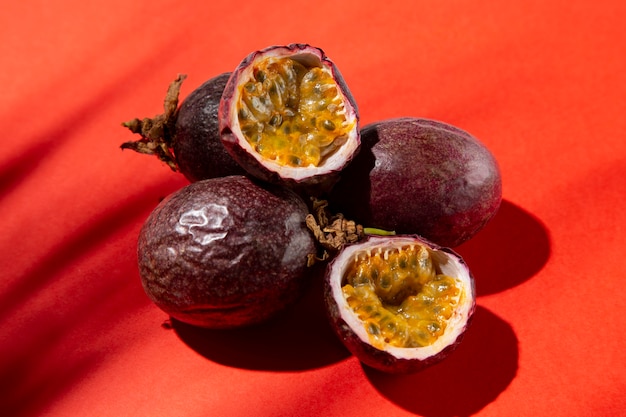 Free photo composition of delicious exotic passion fruit