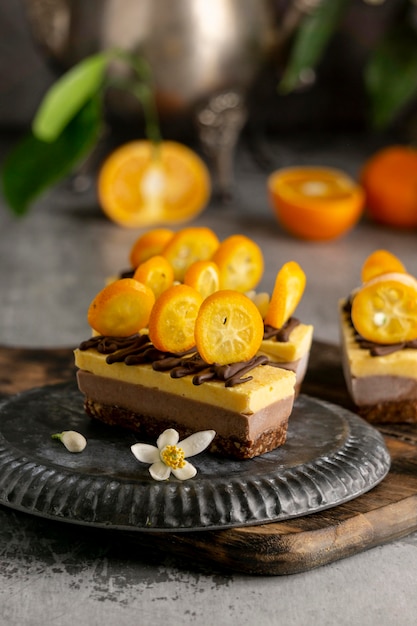 Foto gratuita composizione di deliziose torte fatte in casa