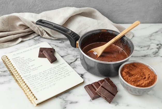 Foto gratuita composizione di diversi ingredienti per una deliziosa ricetta