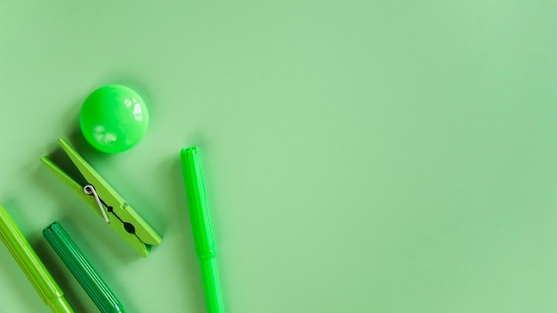 Composition of felt pen pin and magnet