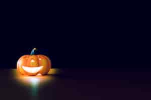 Бесплатное фото Композиция для хэллоуина с подсвеченной тыквой