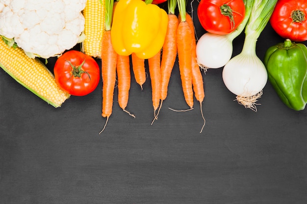 Foto gratuita composizione di verdure fresche con spazio sul fondo