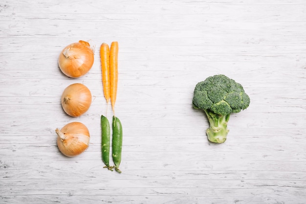 Free photo composition from green and orange vegetables