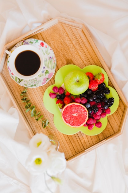 Foto gratuita composizione di frutta e caffè sul vassoio