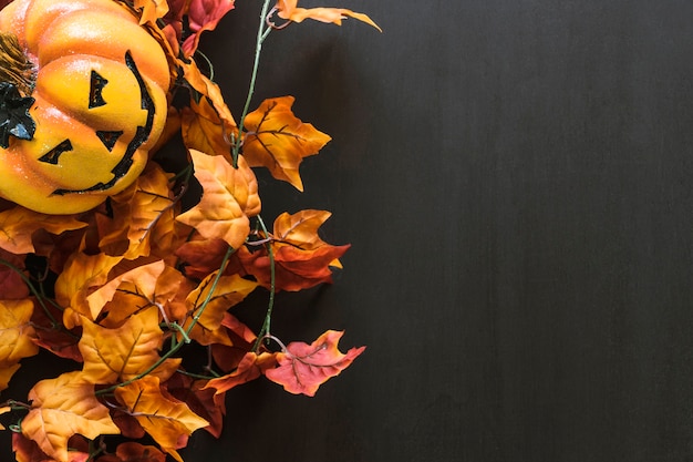 Free photo composition for halloween with autumn leaves and space