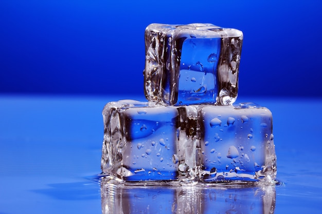 Free photo composition of ice cubes