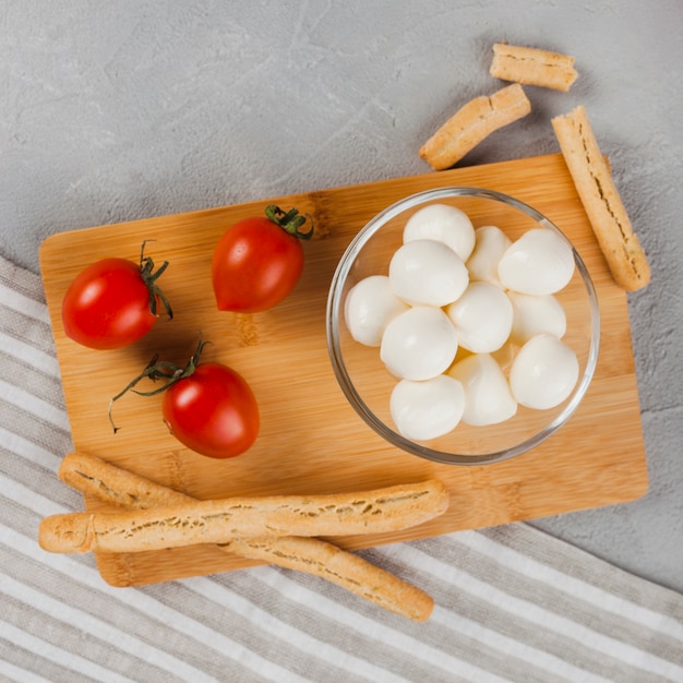 Foto gratuita composizione di mozzarella