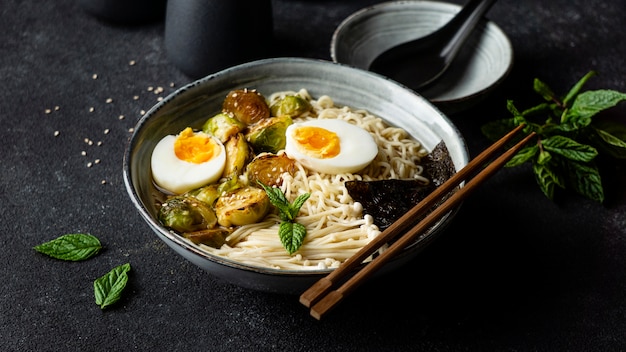 Composition of noodles in a bowl