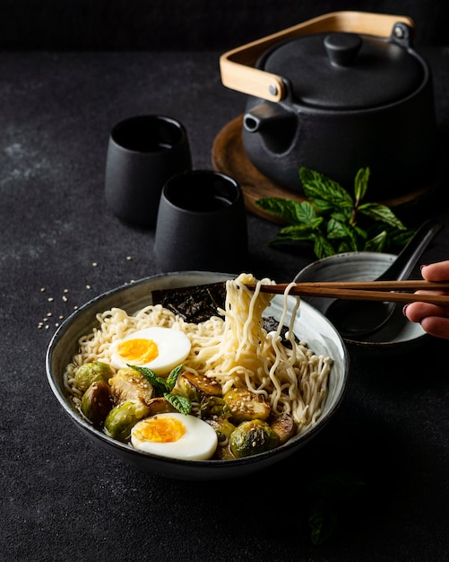 Composition of noodles in a bowl