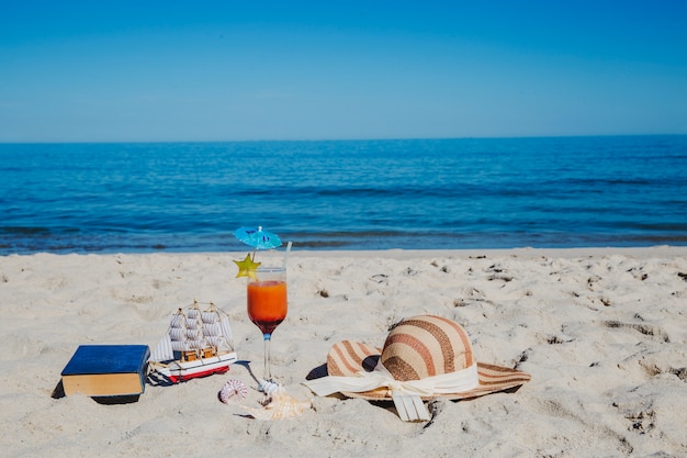 Composizione di oggetti sulla spiaggia per rilassarsi