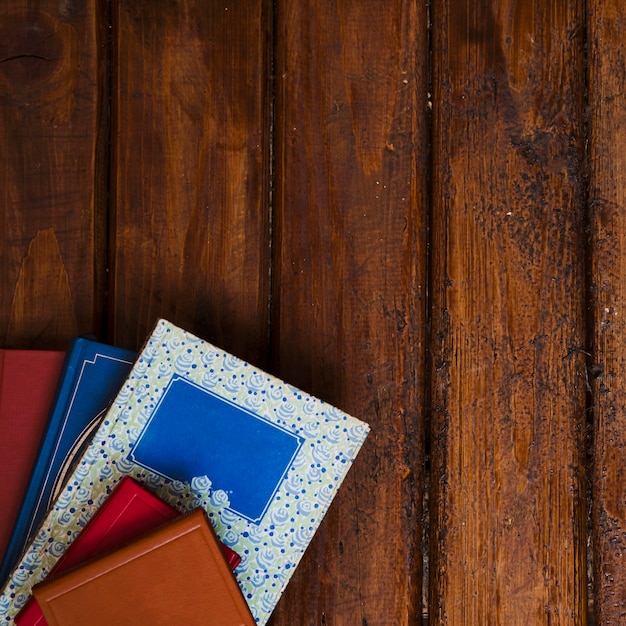 Бесплатное фото Состав книг с деревянным фоном