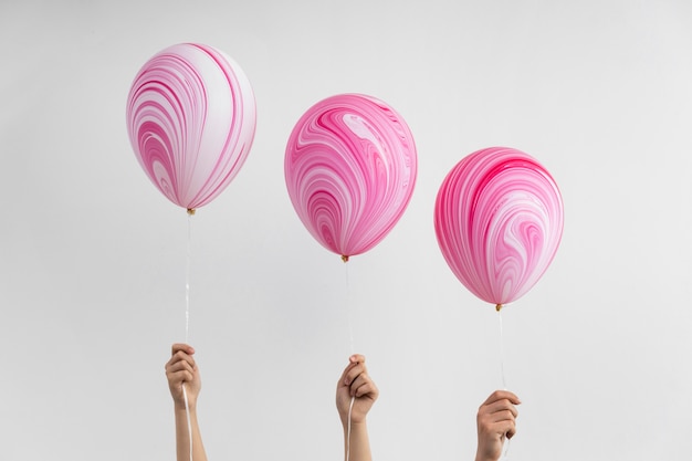 Бесплатное фото Композиция из различных воздушных шаров на день рождения