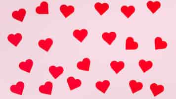 Бесплатное фото Композиция из бордового бумажного орнамента сердца