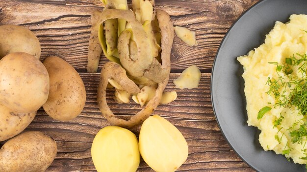 Composition of raw potatoes next to mashed ones