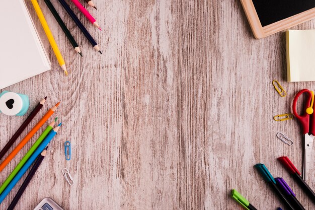 机の上にある文具を備えた学校の構成
