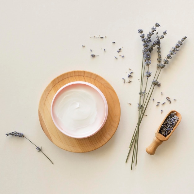 Foto gratuita composizione del trattamento termale crema alla lavanda