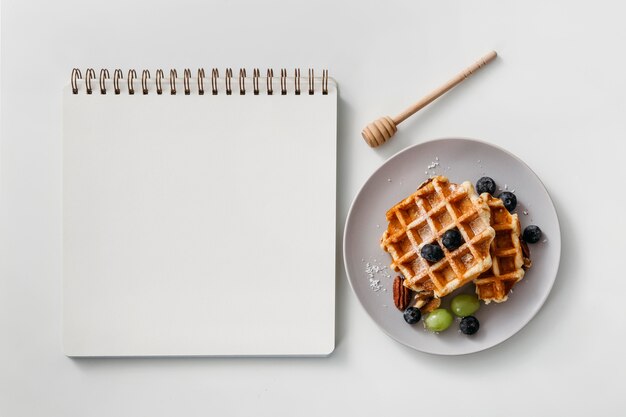 Композиция из вафель вкусный завтрак с пустой записной книжкой