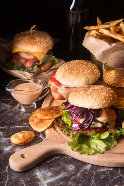 Foto gratuita composizione di gustosi hamburger