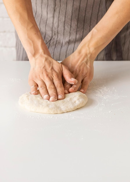 Composizione di gustosa pasta per pizza