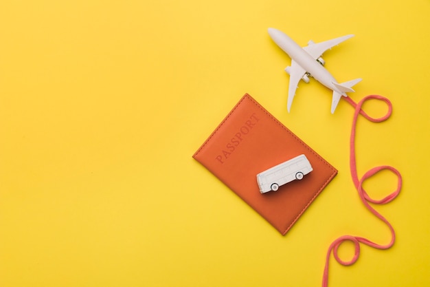 航空会社のパスポートとバスのおもちゃのジェット機の構成