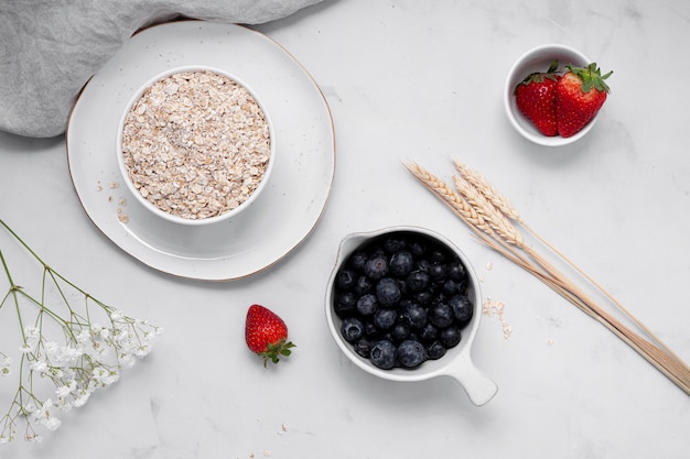 Foto gratuita composizione del tavolo bianco con delizioso cibo sano