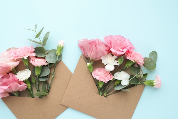 Free photo composition with beautiful flowers and envelopes