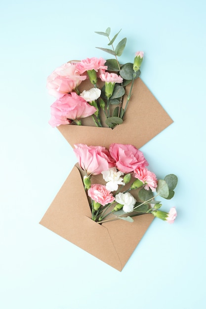 아름다운 꽃과 봉투로 구성