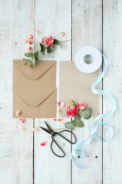 Free photo composition with beautiful flowers and envelopes