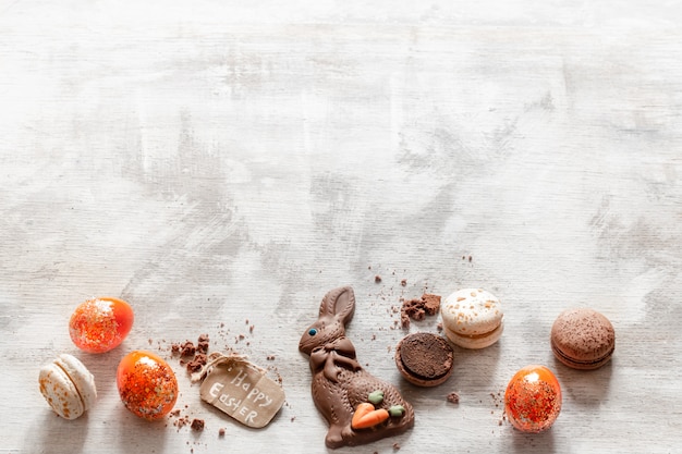 Композиция с шоколадом Пасхальный заяц и яйца.