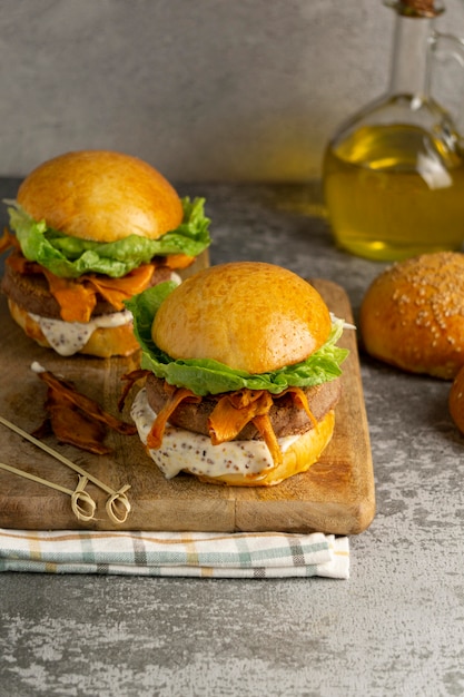 Composizione con delizioso hamburger vegano