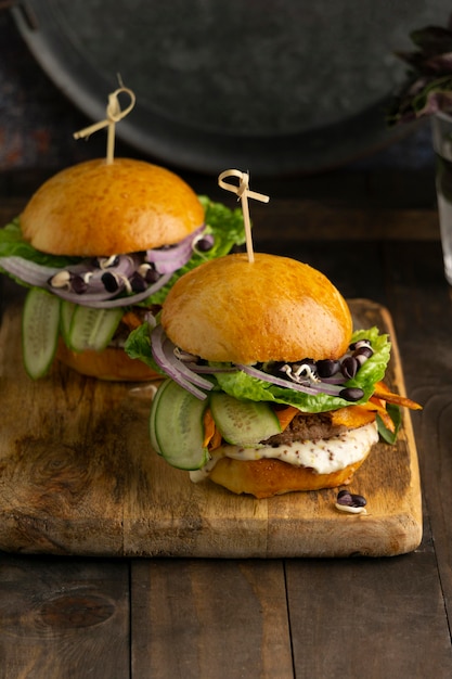 Foto gratuita composizione con delizioso hamburger vegano