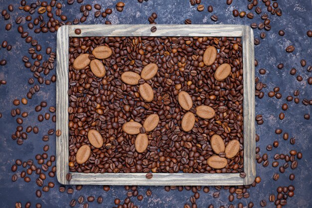 焙煎したコーヒー豆とコーヒー豆の形をしたクッキーとダークブラウンの表面の組成
