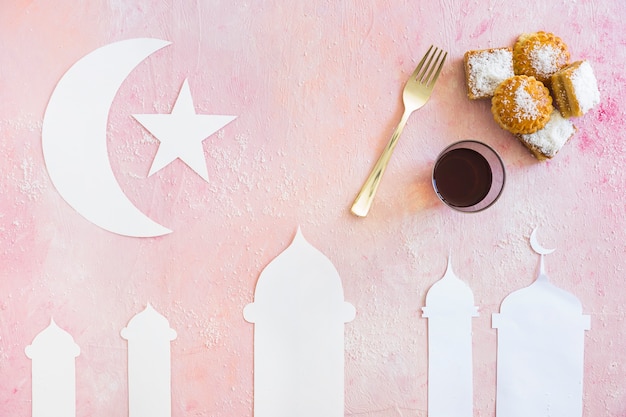 Foto gratuita composizione con dolci e moschea ritagliata