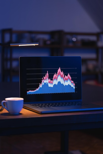 Foto gratuita computer in una stanza buia con grafici sullo schermo