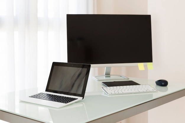 Free photo computer and laptop on desk