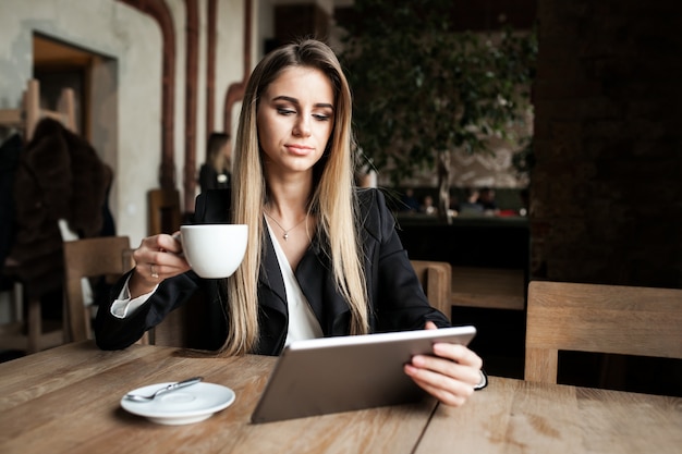 コンピュータショップの女性のコーヒーライフスタイル