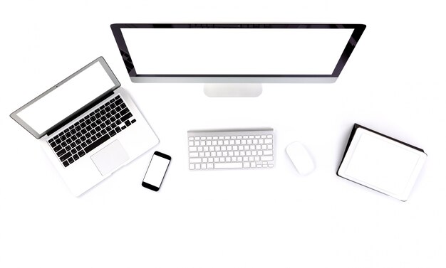 白い背景の上のコンピュータ、タブレット、ノートパソコンとスマートフォン