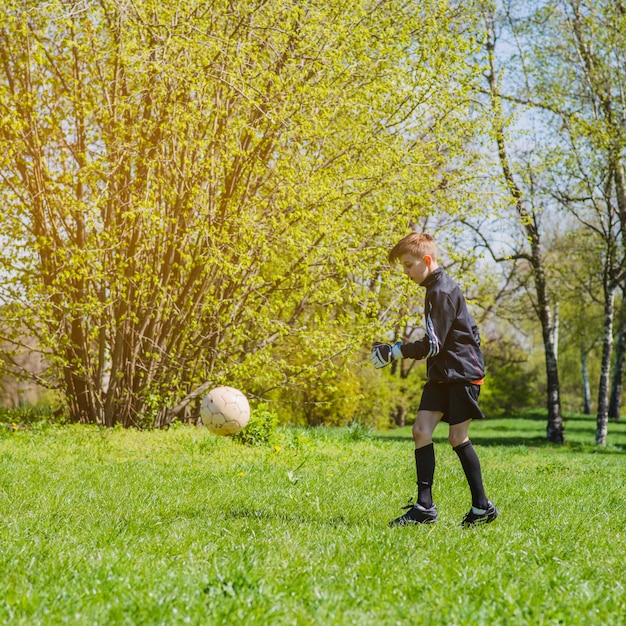 集中した少年のサッカー