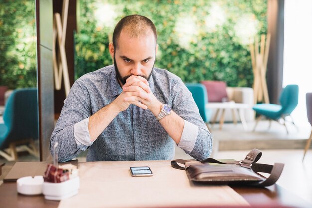 Foto gratuita uomo d'affari concentrato che ha problemi