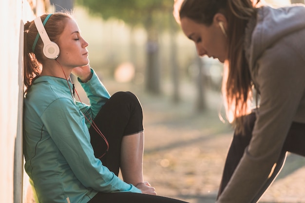 Foto gratuita ragazza concentrata l'ascolto di musica