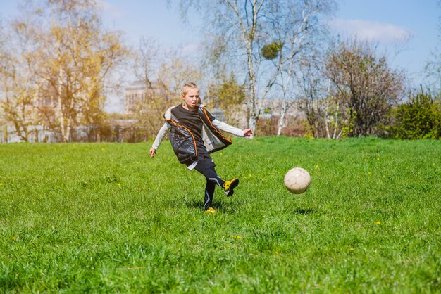 集中している女の子、サッカー