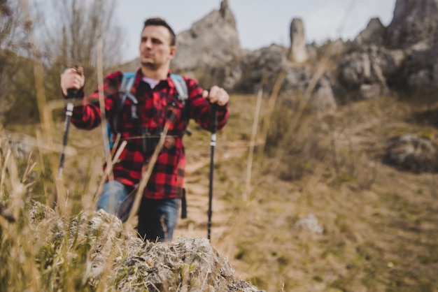 Foto gratuita escursionista concentrato con effetto sfocato